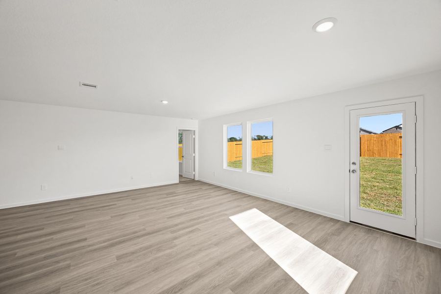 Spacious, unfurnished interior of a new home in Lexington Heights, Willis (Image 11).