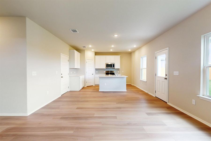 Spacious, unfurnished interior of a new home in Cascades at Onion Creek, Austin (Image 13).