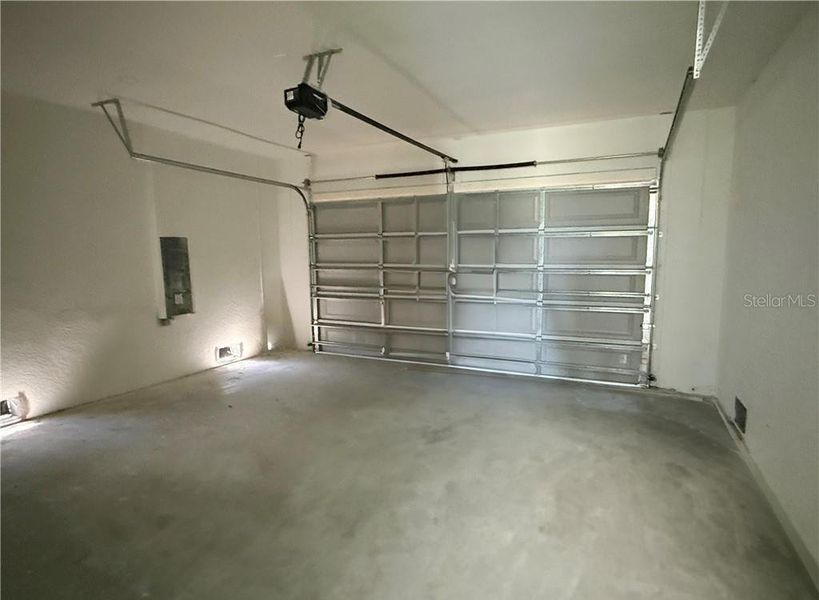 Spacious, unfurnished interior of a new home in , Cape Coral (Image 38).
