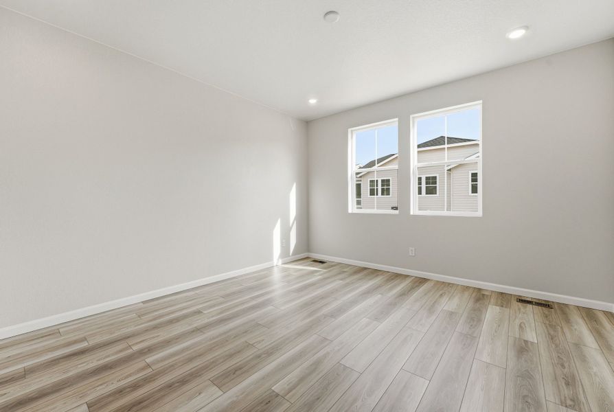 Spacious, unfurnished interior of a new home in The Aurora Highlands, Aurora (Image 13).