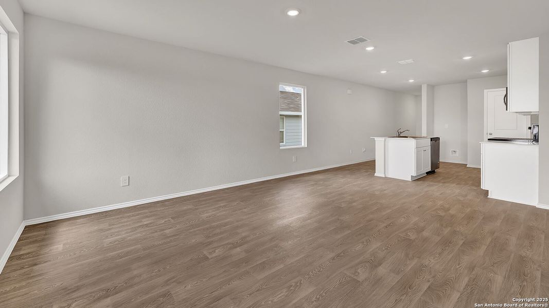 Spacious, unfurnished interior of a new home in Ladera, Luling (Image 15).