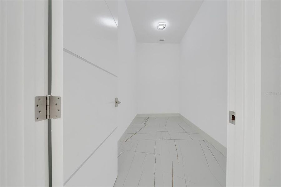 WALKING CLOSET/MASTER