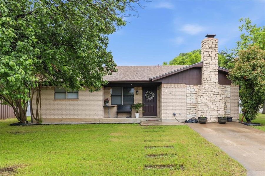 Exterior details and patio area of a home in , Brownwood (Image 25).