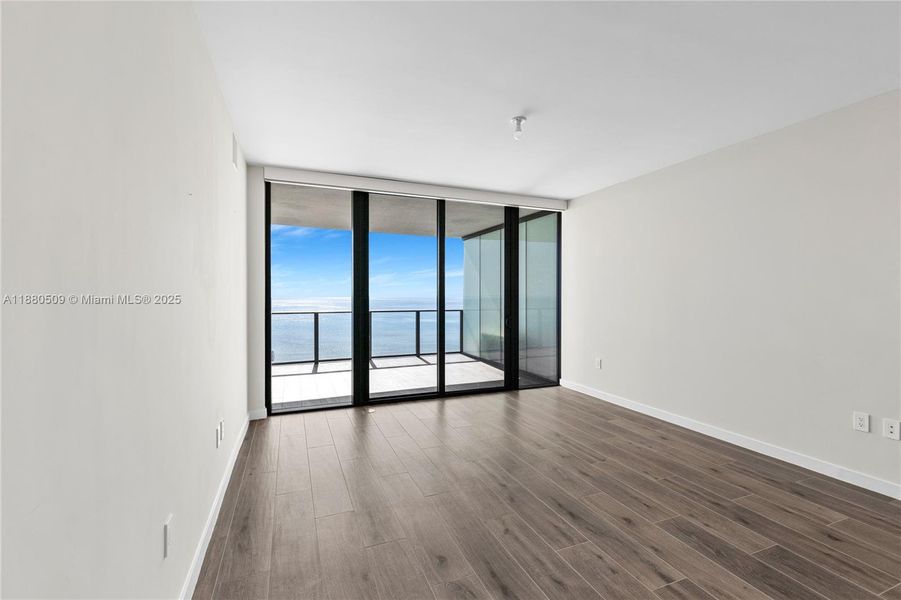 Spacious, unfurnished interior of a new home in , Pompano Beach (Image 68).