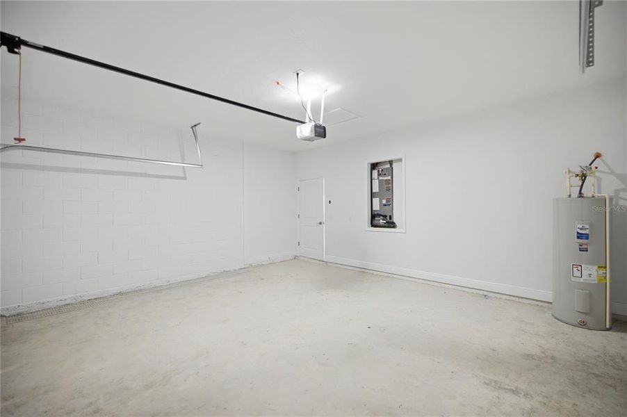 Spacious, unfurnished interior of a new home in , Citrus Springs (Image 29).