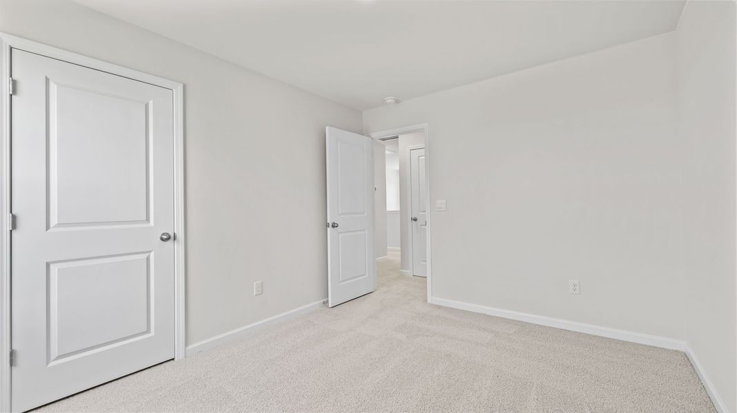 Spacious, unfurnished interior of a new home in Woodglen, Piedmont (Image 22).