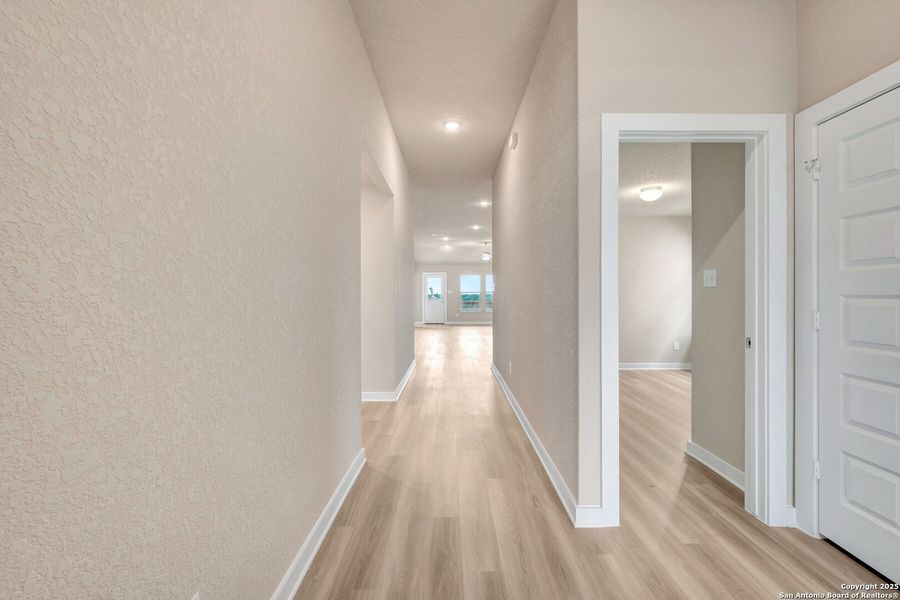 Spacious, unfurnished interior of a new home in Mesquite Ridge, San Antonio (Image 28).