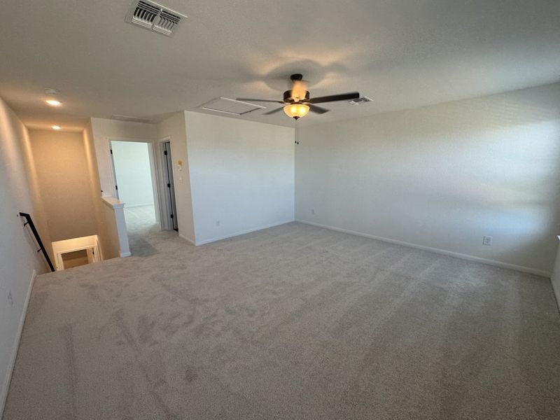 Spacious, unfurnished interior of a new home in Village at Three Oaks, Seguin (Image 15).
