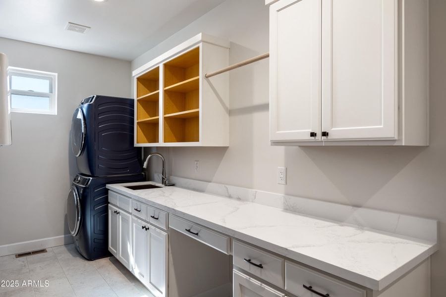 2268RoundaboutCir-HeberOvergaardAZ-35 2268RoundaboutCir-HeberOvergaardAZ-35