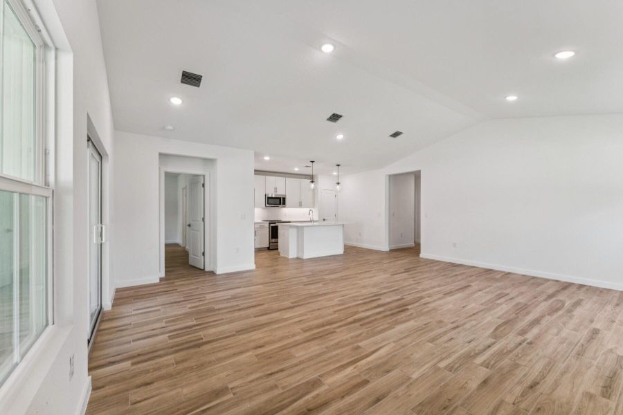 Spacious, unfurnished interior of a new home in , Port St. Lucie (Image 20).