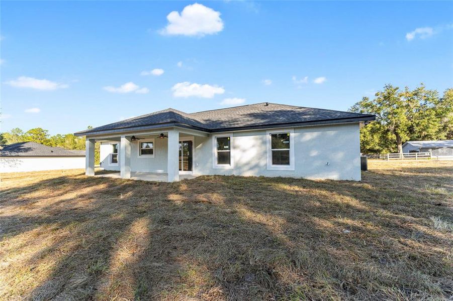 Exterior details and patio area of a home in , Dunnellon (Image 32).