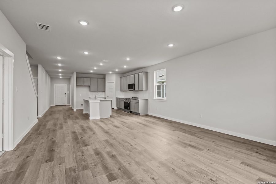 Spacious, unfurnished interior of a new home in Cinco Lakes, San Antonio (Image 25).