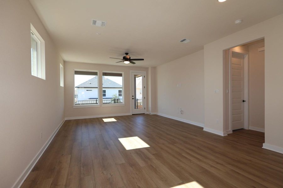 Spacious, unfurnished interior of a new home in Heritage, Dripping Springs (Image 10).