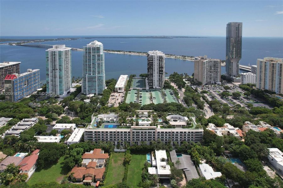 Condo located in Miami, FL showcasing its design and architecture (Image 27).