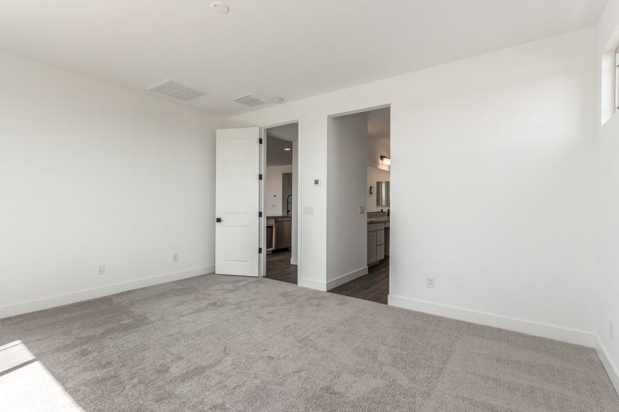 Spacious, unfurnished interior of a new home in Hawes Crossing, Mesa (Image 19).