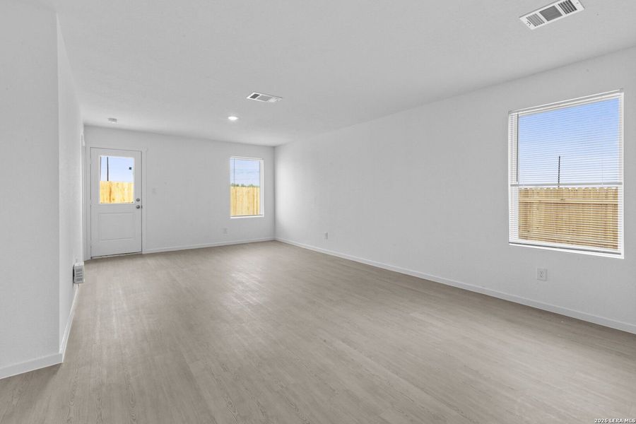 Spacious, unfurnished interior of a new home in Spring Grove, St. Hedwig (Image 19).