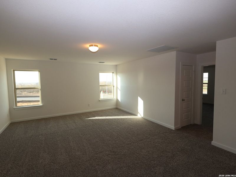 Spacious, unfurnished interior of a new home in Mesquite Ridge, San Antonio (Image 18).