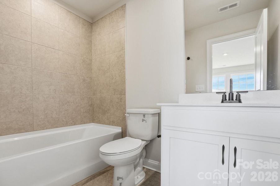 Upstairs En Suite Bath