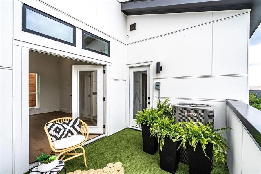 Exterior details and patio area of a home in , Dallas (Image 2).
