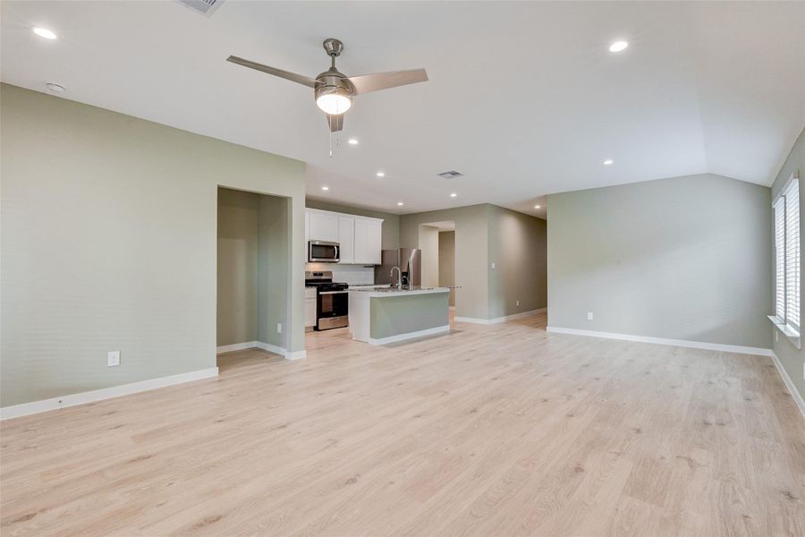Spacious, unfurnished interior of a new home in Post Oak Pointe, Fresno (Image 23).