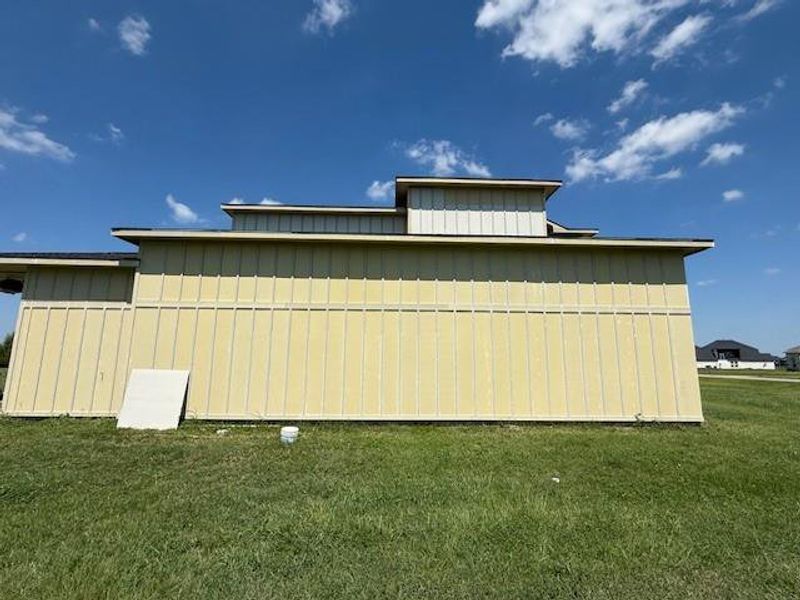 Exterior details and patio area of a home in , Rosharon (Image 3).