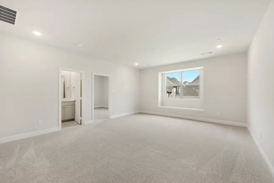 Spacious, unfurnished interior of a new home in Cottonwood Creek, Rowlett (Image 41).
