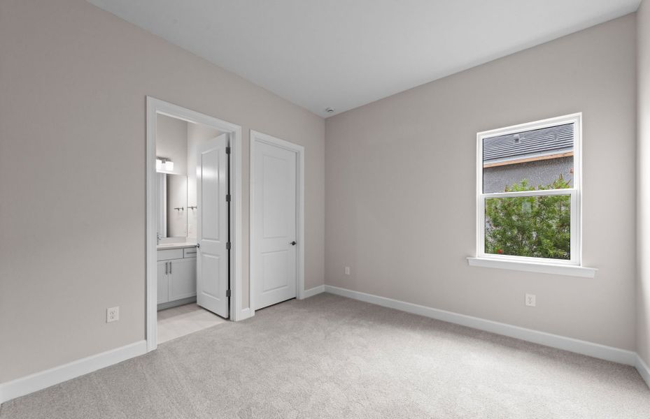 Spacious, unfurnished interior of a new home in Del Webb Oak Creek, North Fort Myers (Image 29).