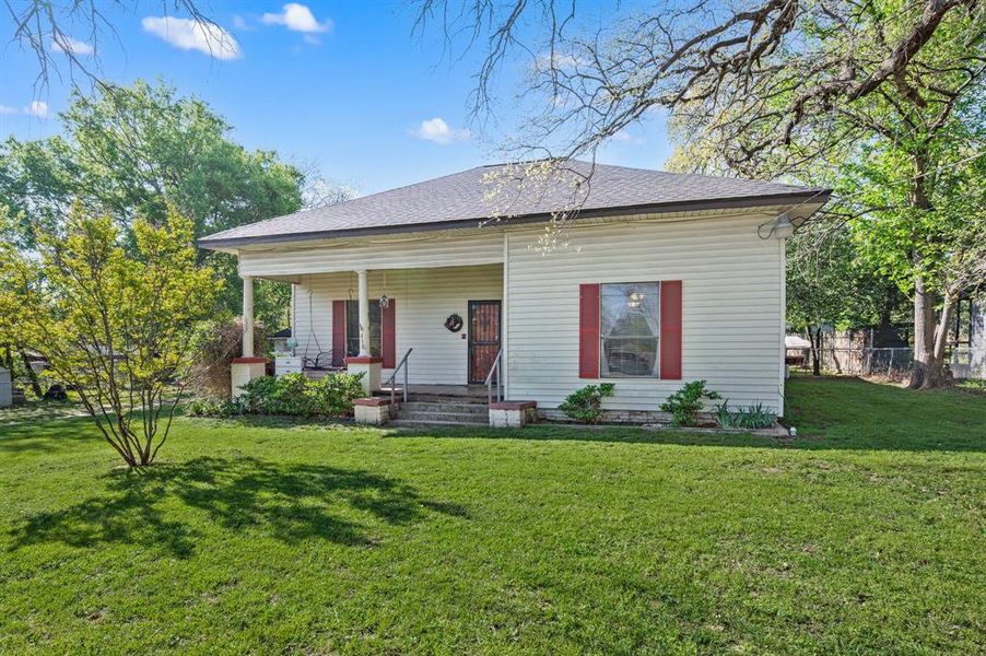 Exterior details and patio area of a home in , Weatherford (Image 15).