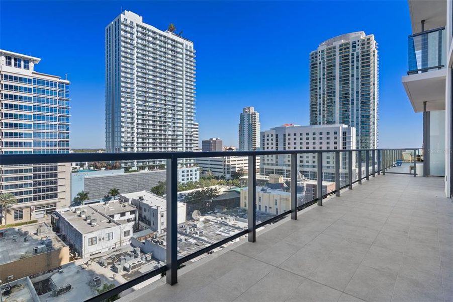 Condo located in St. Petersburg, FL showcasing its design and architecture (Image 32).