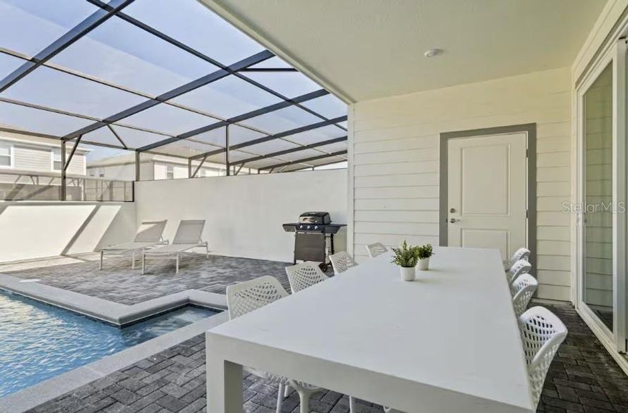 Exterior details and patio area of a home in , Clermont (Image 3).