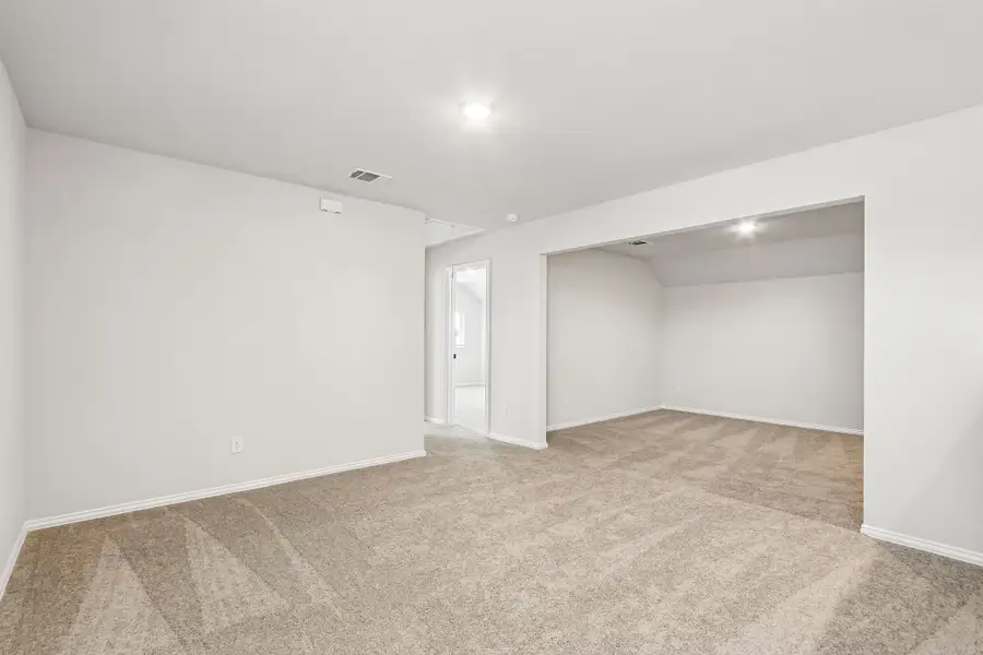 Spacious, unfurnished interior of a new home in Rolling Ridge, Van Alstyne (Image 16).