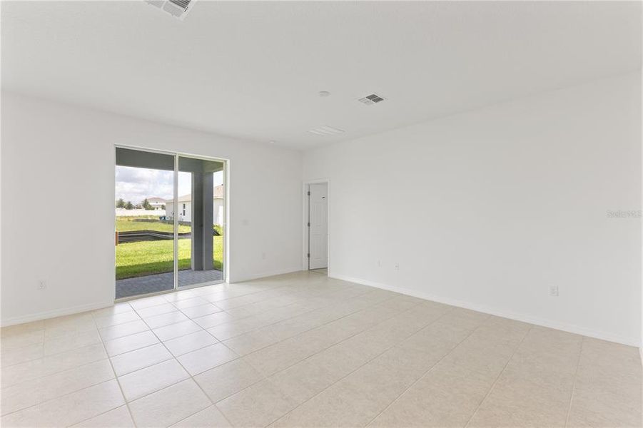 Spacious, unfurnished interior of a new home in Cypress Park Estates, Haines City (Image 5).
