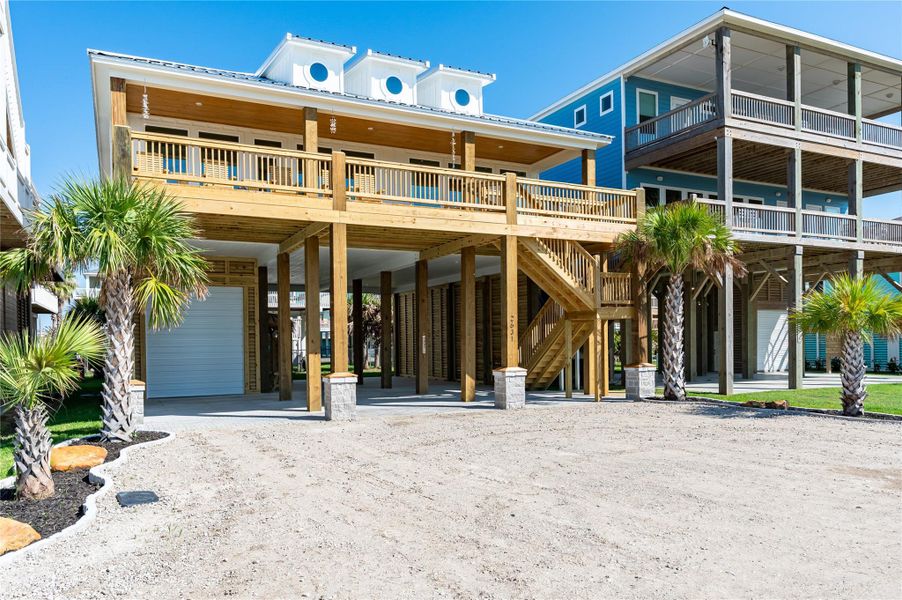 Exterior details and patio area of a home in , Bolivar Peninsula (Image 25).