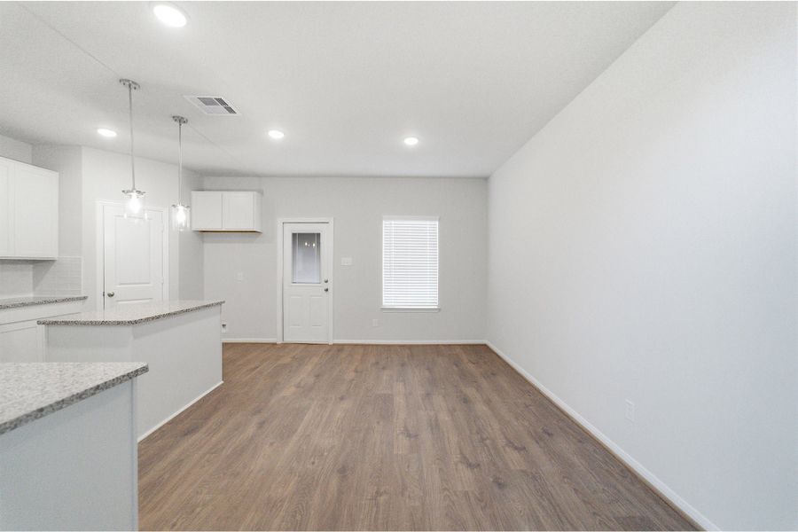 Spacious, unfurnished interior of a new home in Pearlbrook, Texas City (Image 25).