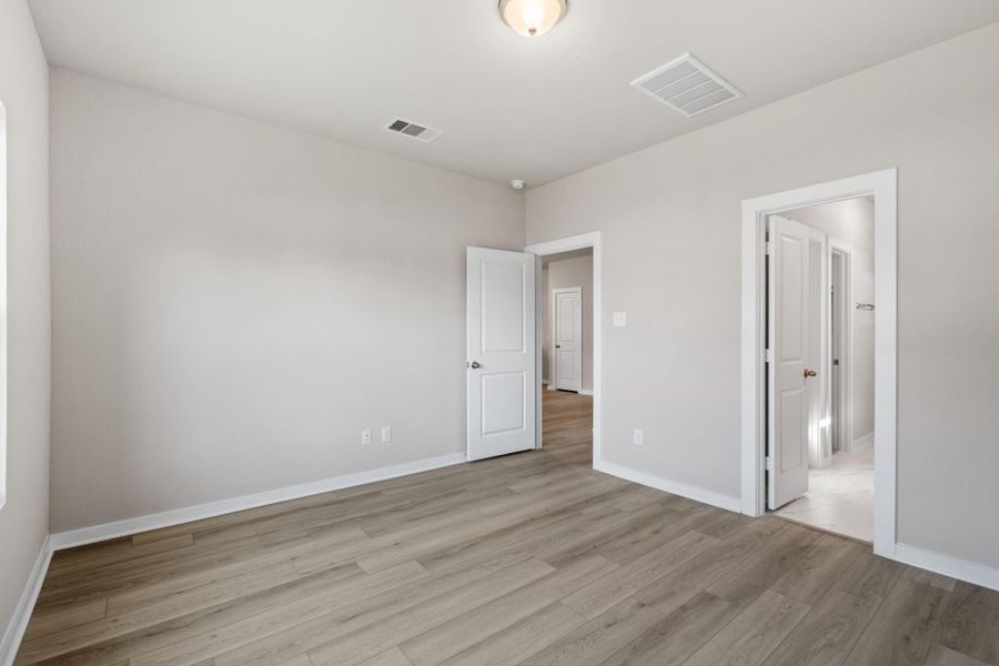 Spacious, unfurnished interior of a new home in Westridge Cove, Conroe (Image 26).