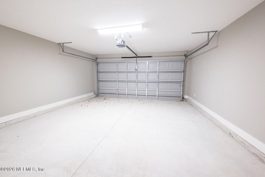 Spacious, unfurnished interior of a new home in , Florahome (Image 36).