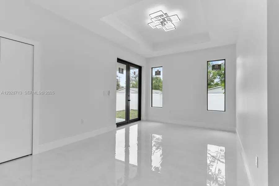 Spacious, unfurnished interior of a new home in , Tampa (Image 34).