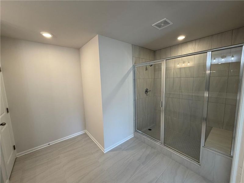 Spacious, unfurnished interior of a new home in Longview Run, Decatur (Image 6).