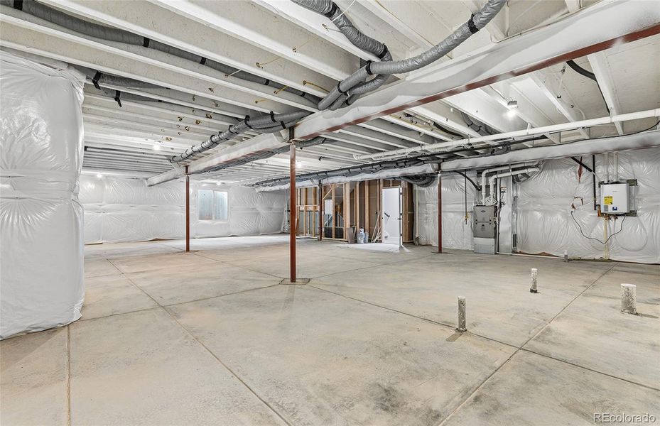 Spacious, unfurnished interior of a new home in Hilltop at Inspiration, Aurora (Image 26).