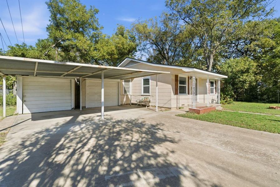 Exterior details and patio area of a home in , Weatherford (Image 18).