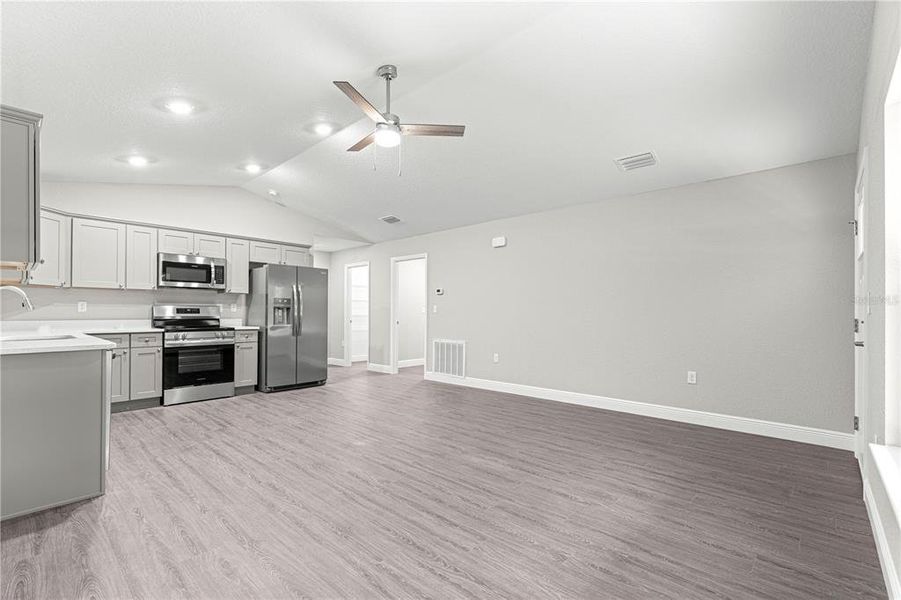 Spacious, unfurnished interior of a new home in , Summerfield (Image 12).
