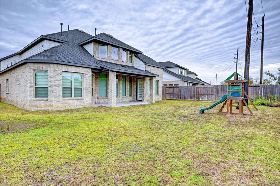 Exterior details and patio area of a home in Cross Creek West - 55', Fulshear (Image 3).