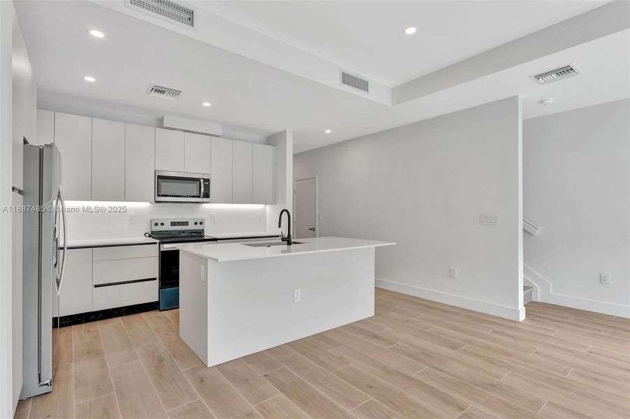 Furnished interior view inside a new home in , Coral Springs (Image 6).