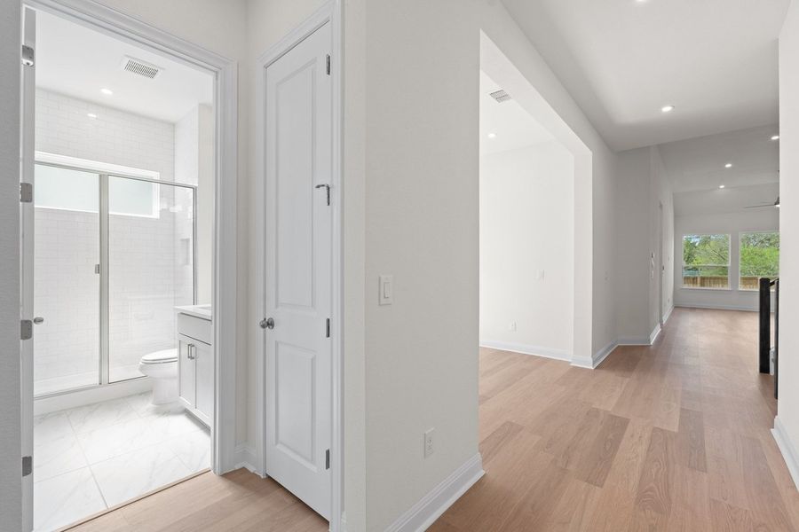 Spacious, unfurnished interior of a new home in Persimmon, Buda (Image 20).