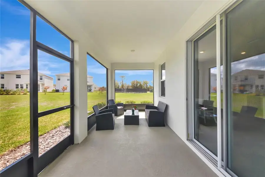 Exterior details and patio area of a home in Coddington, Bradenton (Image 4).