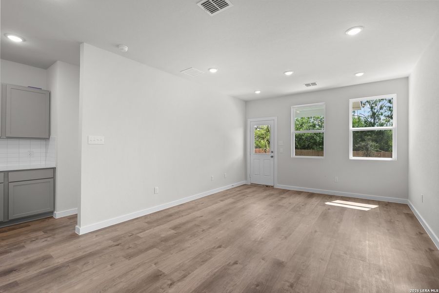 Spacious, unfurnished interior of a new home in Hacienda, San Antonio (Image 28).