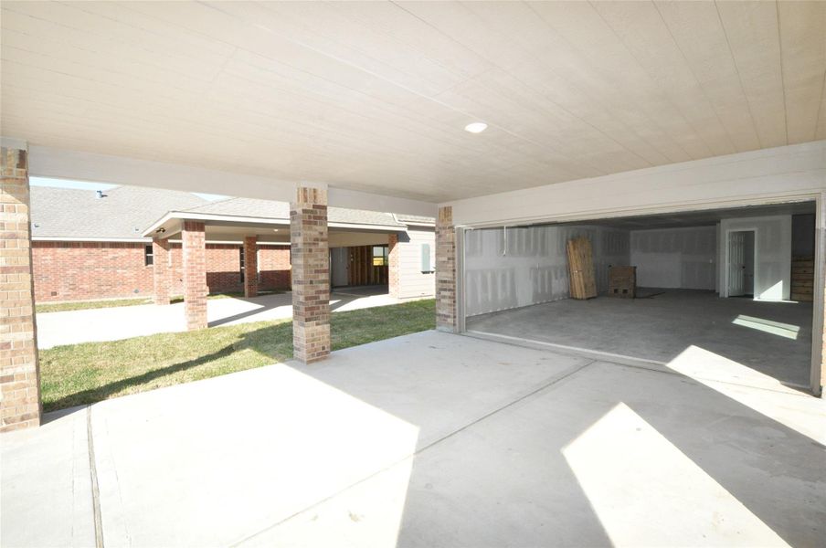 Exterior details and patio area of a home in Pedregal, League City (Image 29).