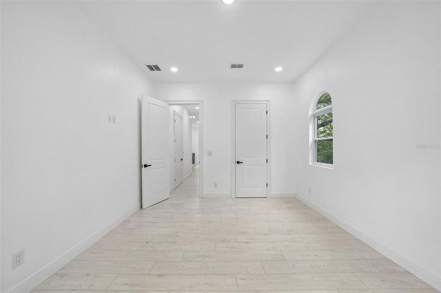 Spacious, unfurnished interior of a new home in , Tampa (Image 46).