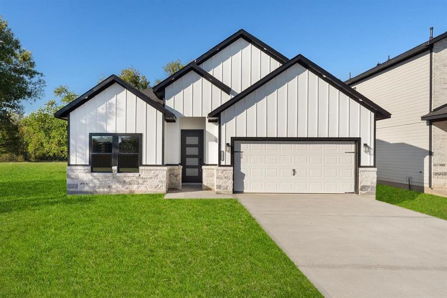 Welcome to 11611 Flintlock! This modern gem is nestled on a spacious 10,000 sqft lot. The exterior boasts an impressive blend of stone accent and hardy plank, enhanced by an elegant black and white color scheme, while soffit lights add a sophisticated touch.