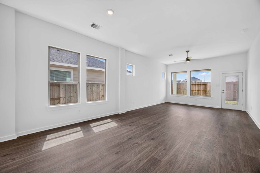 Spacious, unfurnished interior of a new home in La Segarra 40', Brookshire (Image 17).